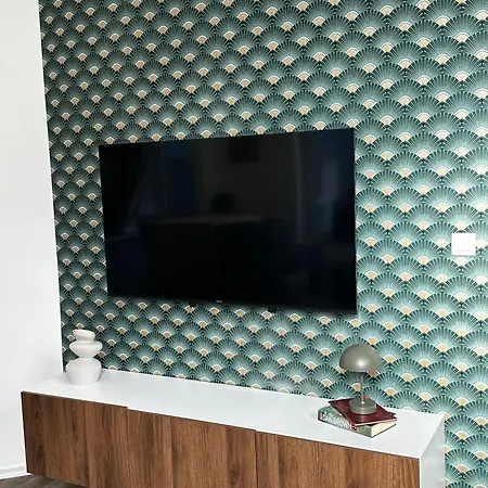 Lovely 1br & 1lr Apartment, Only 15 Min Walk To Center *