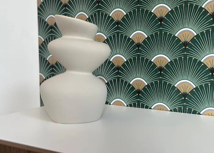 Lovely 1br & 1lr Apartment, Only 15 Min Walk To Center Appartement