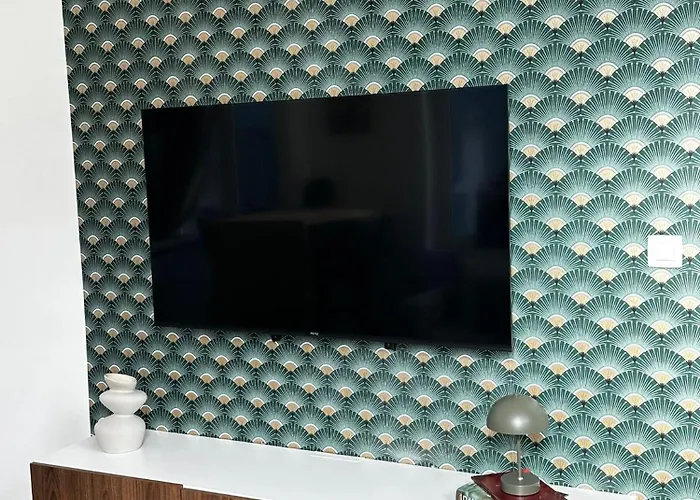 Lovely 1br & 1lr Apartment, Only 15 Min Walk To Center *